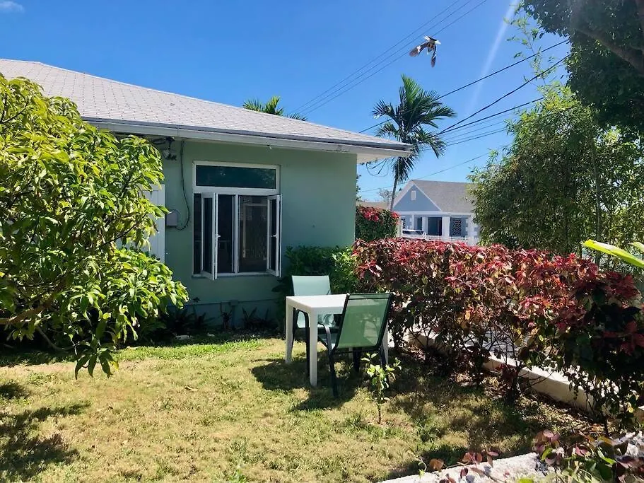 Spacious Light Filled Studio, Modern Renovation Nassau