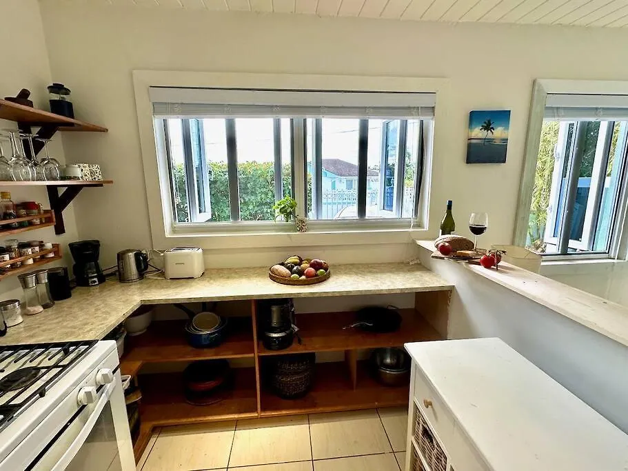 Spacious Light Filled Studio, Modern Renovation Nassau 0*,