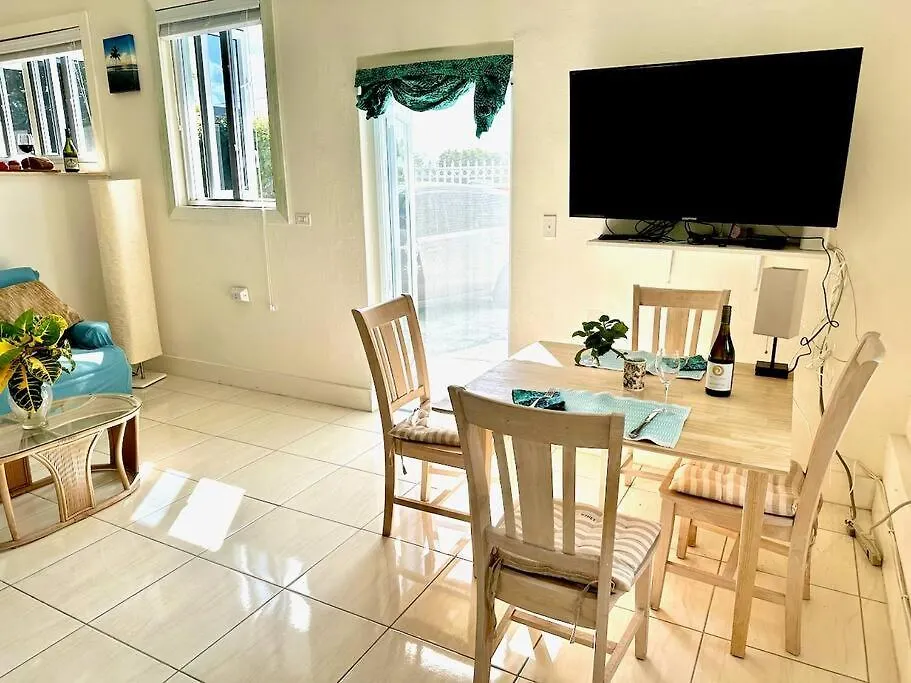 Spacious Light Filled Studio, Modern Renovation Nassau Bahamas