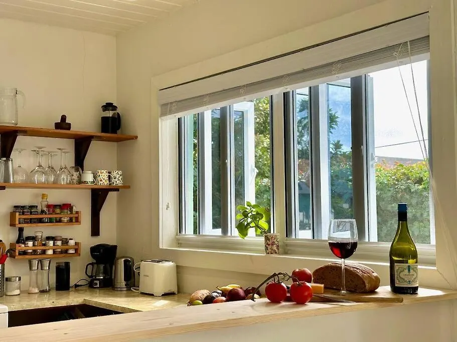 Spacious Light Filled Studio, Modern Renovation Nassau 0*,