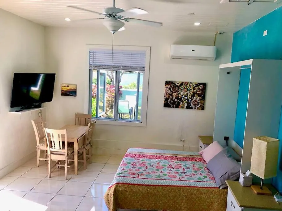 Spacious Light Filled Studio, Modern Renovation Nassau